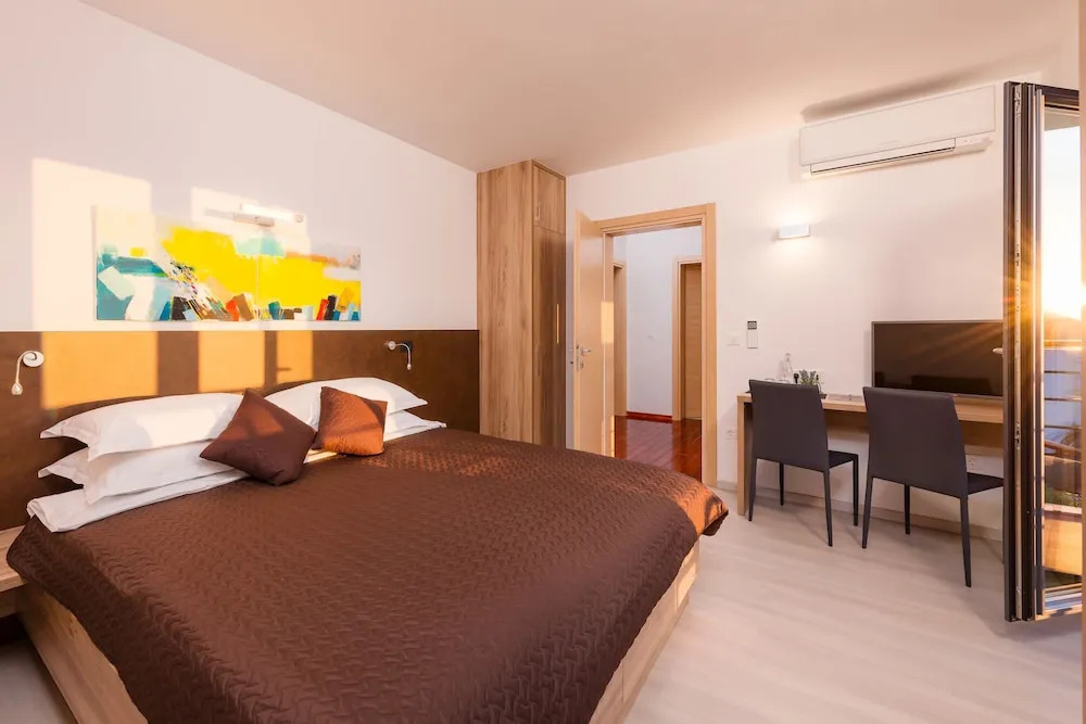 Last Minute Offer,heated Infinity Pool,sea and Mountain View,