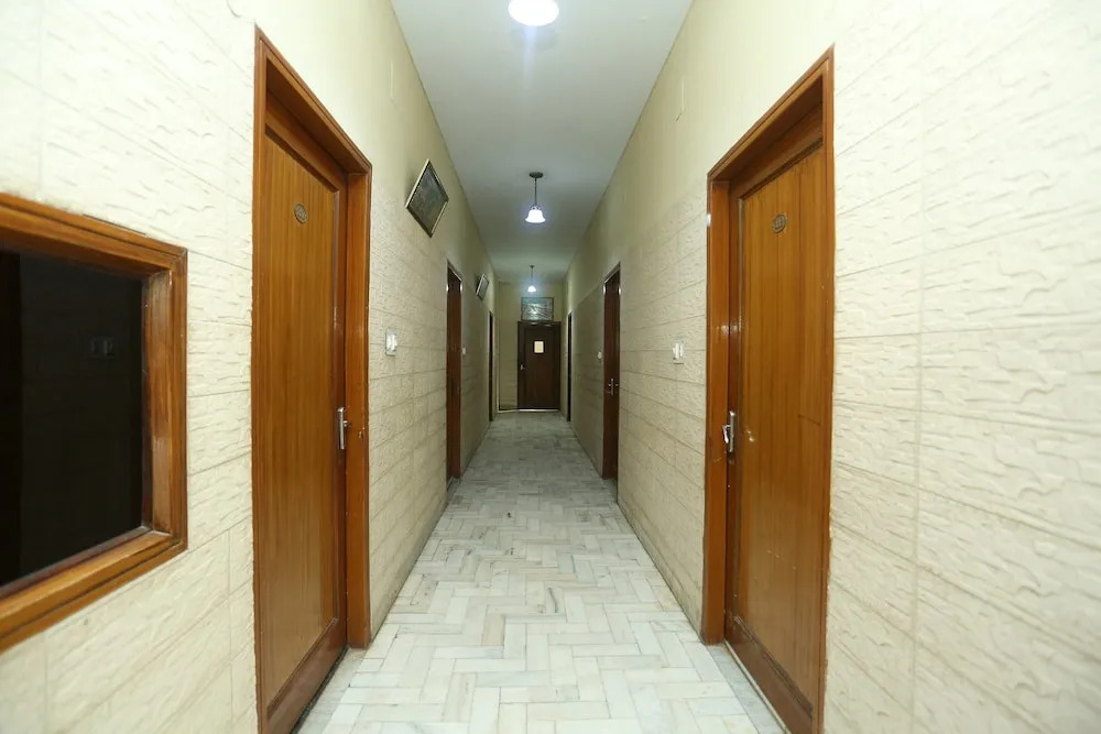 Gaurav Boarding House by OYO Rooms