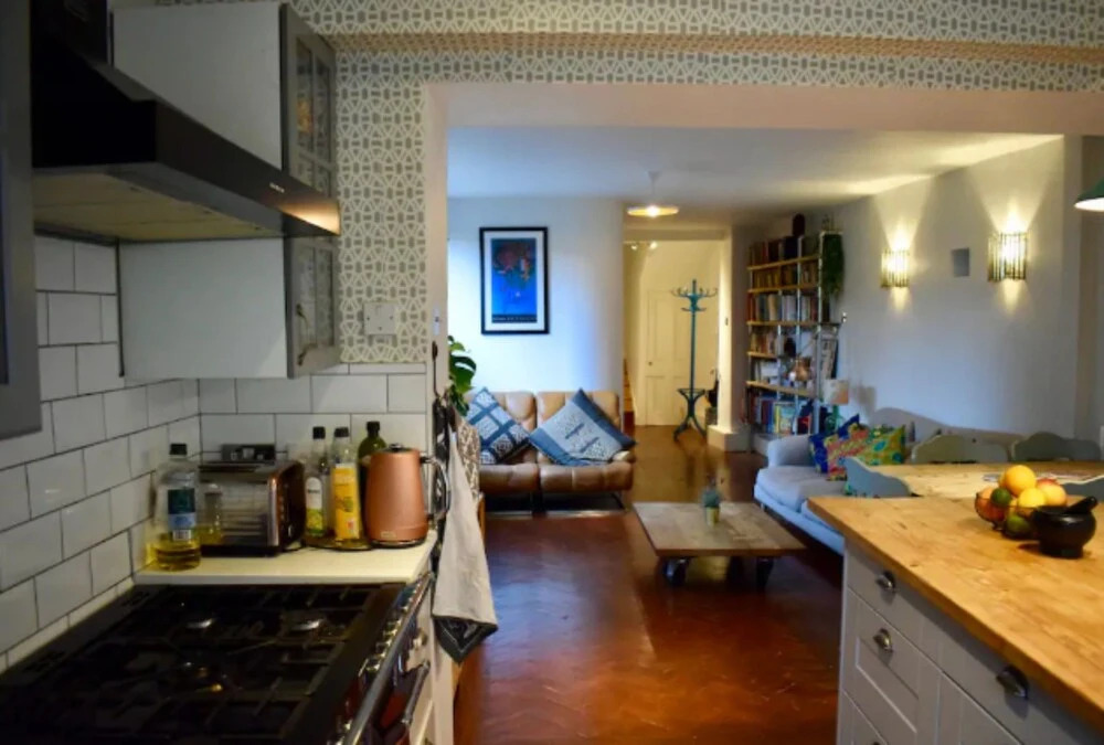 Stunning 2 Bedroom Flat in Vibrant Neighbourhood