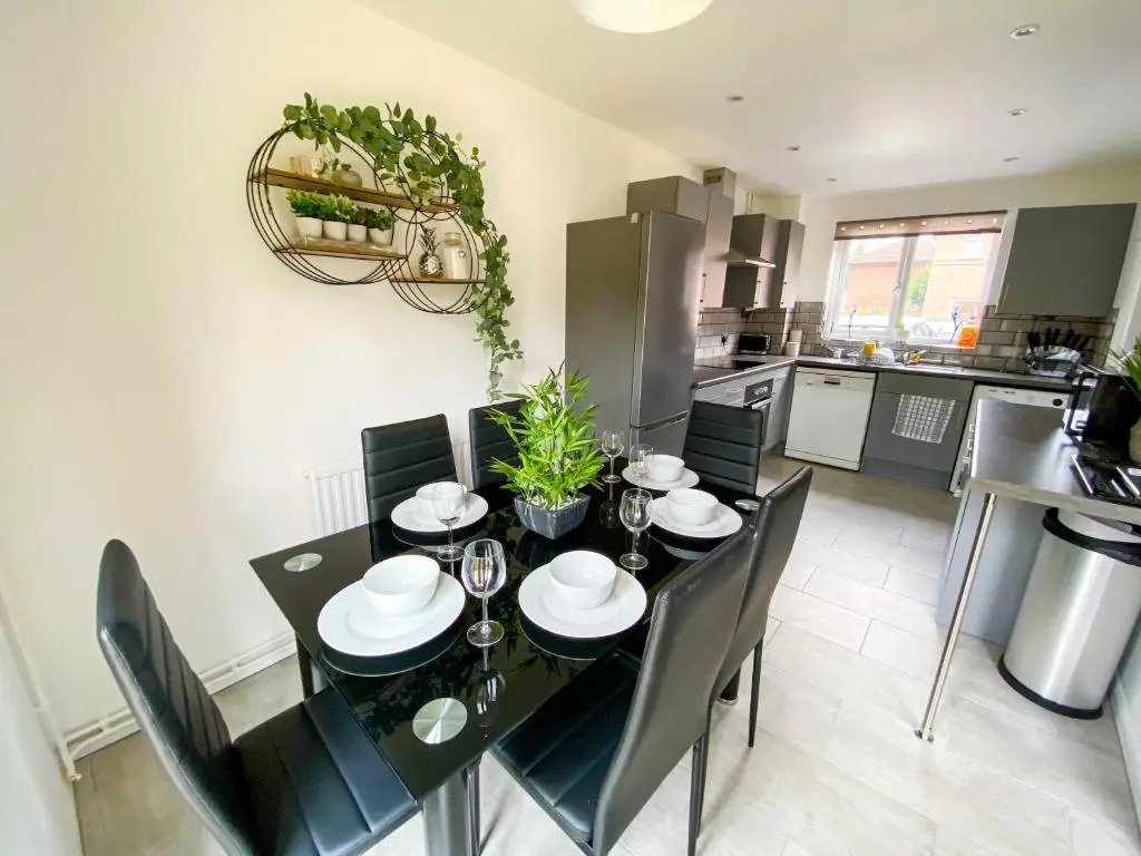 Contractor House - Free Parking - Garden - CMK by Comfy Workers
