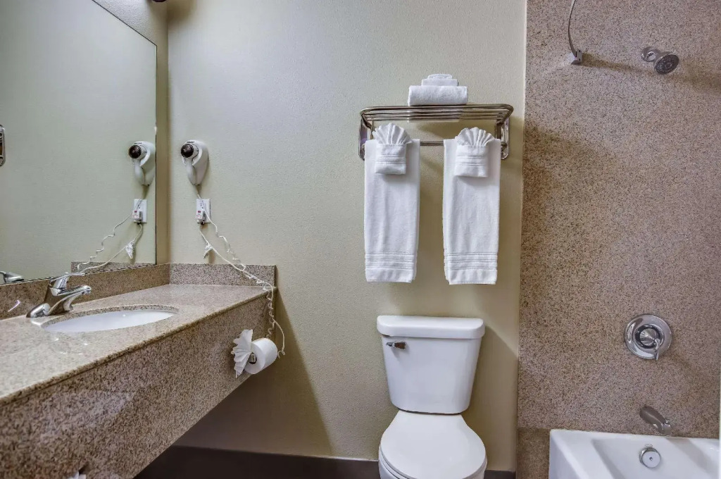 Howard Johnson Inn & Suites Reseda