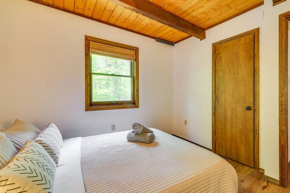 Traditional Blakeslee Chalet: Deck & Lake Access!
