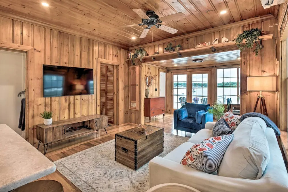 Charming Bristol Cottage w/ Private Beach