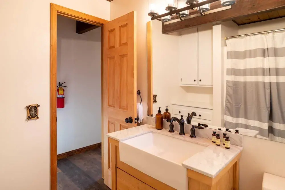 Bears Lair by Avantstay Wood-burning Fireplace + Firepit + Expansive Deck 3 Minutes to Bear Mountain + Big Bear Lake