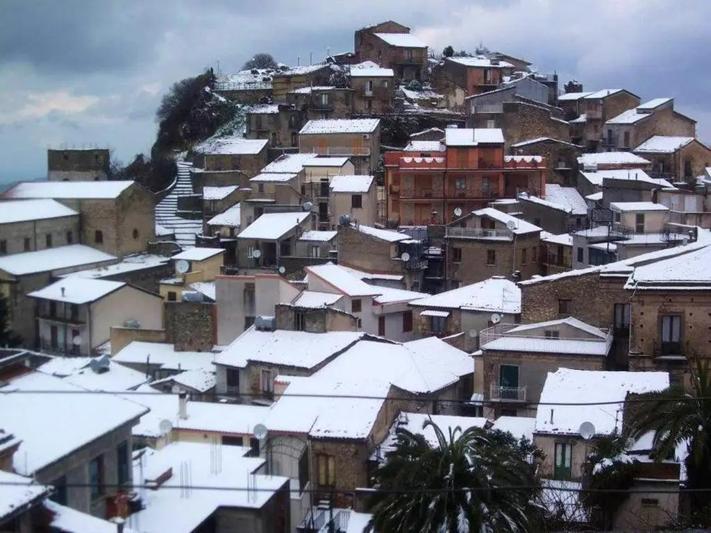 2 bedrooms house with furnished balcony and wifi at Galati Mamertino