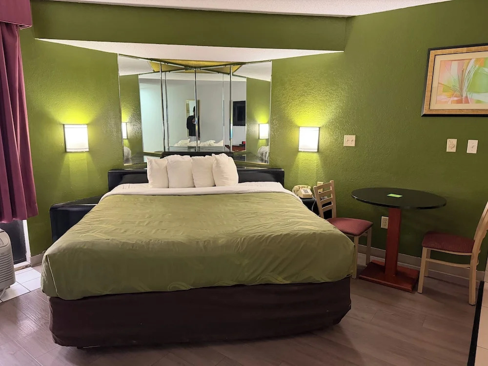 Lafayette Inn & Suites