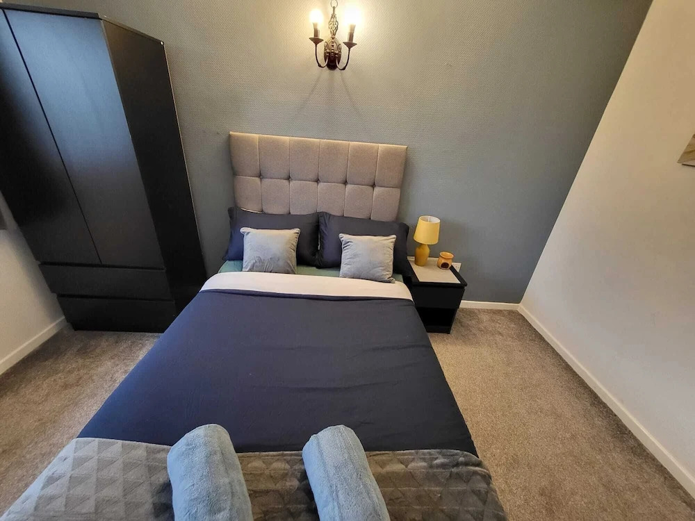 Cozy 3-Bed Family Home with Free Parking