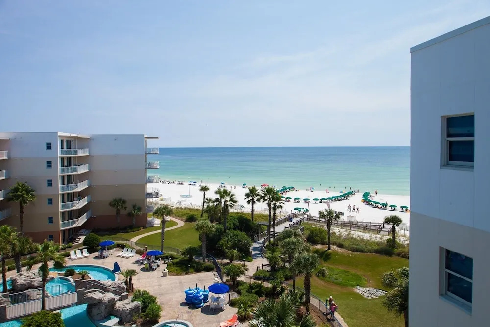 Waterscape B606 - 2 Br condo by RedAwning