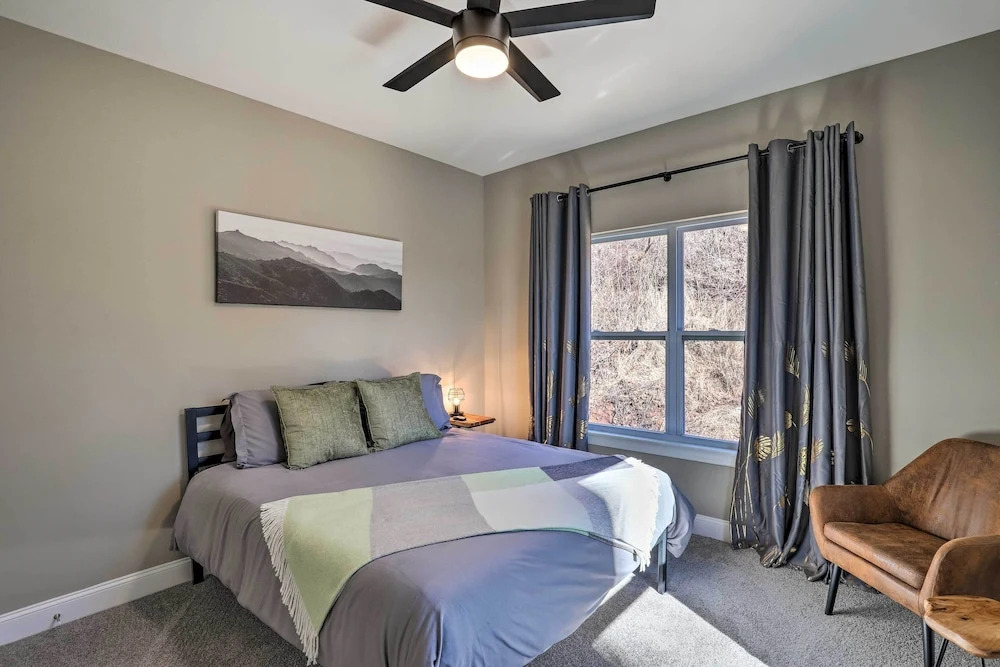 Mtn Views, Walkable Location: Asheville Retreat