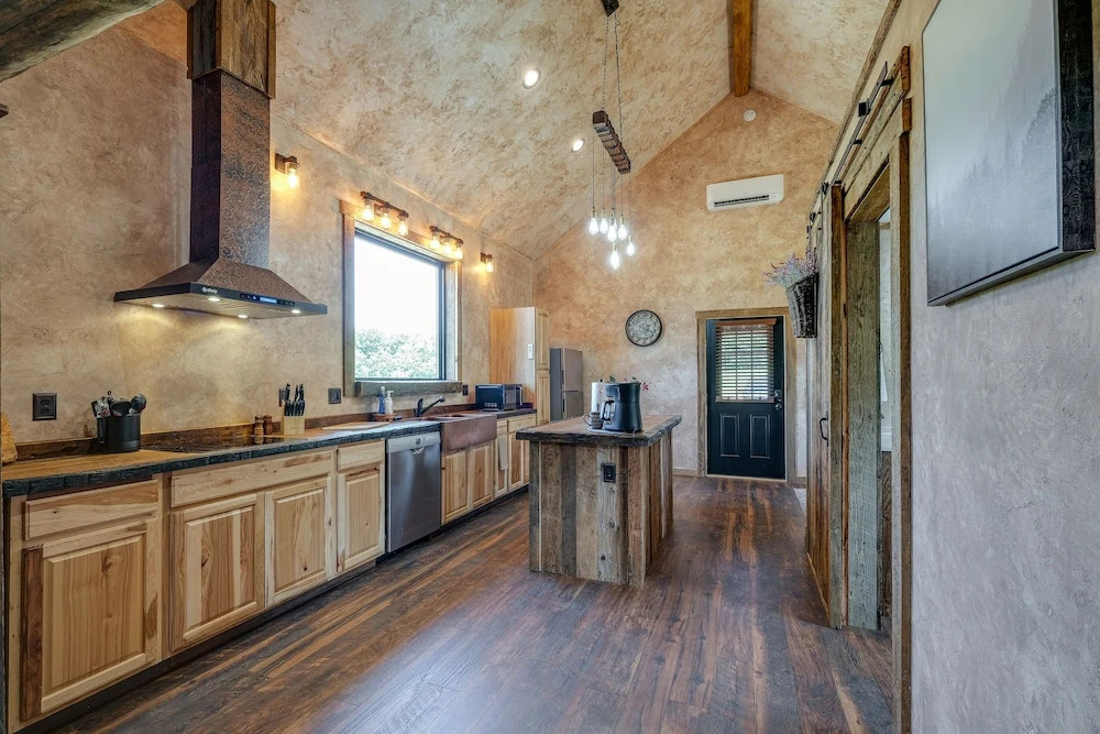 Bedford Cabin w/ Porch, 5 Mi to Historic District!