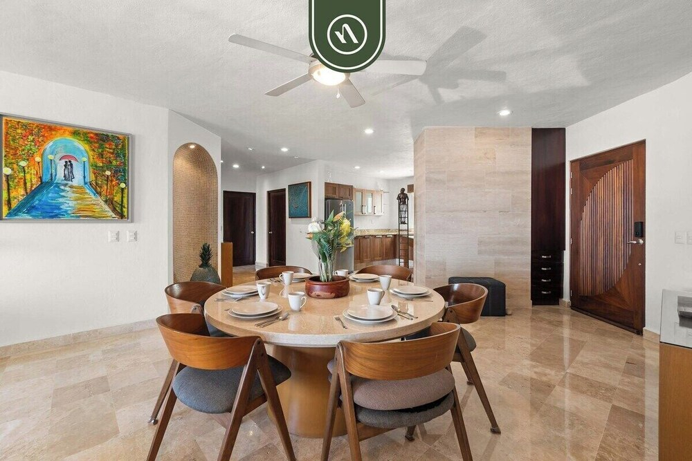 Stunning 2 BR Condo - Oceanview Terrace - Downtown
