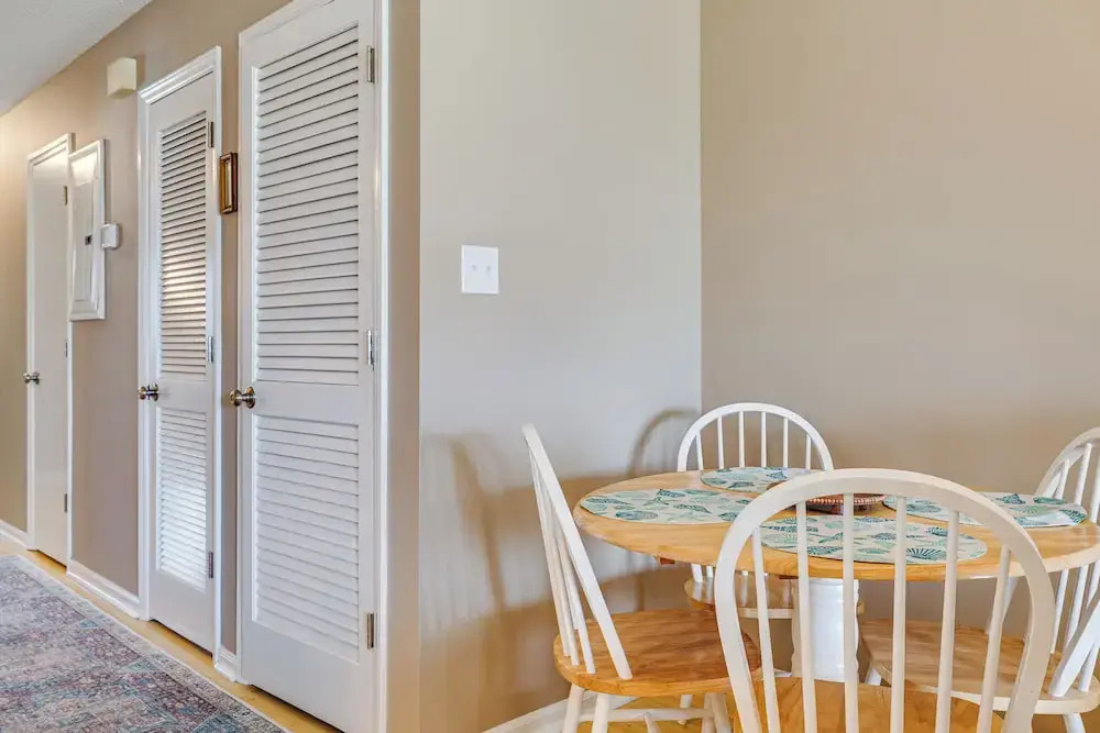 Emerald Isle Condo Near Beach w/ Screened Porch!