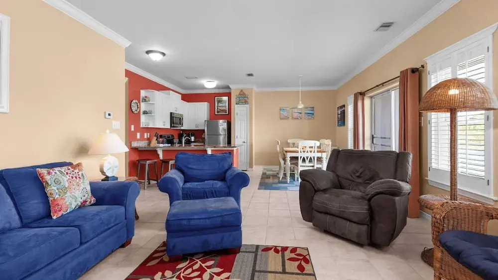 Cozy Family Home - Community Pool, Private Porch, 10-minute Walk to Beach