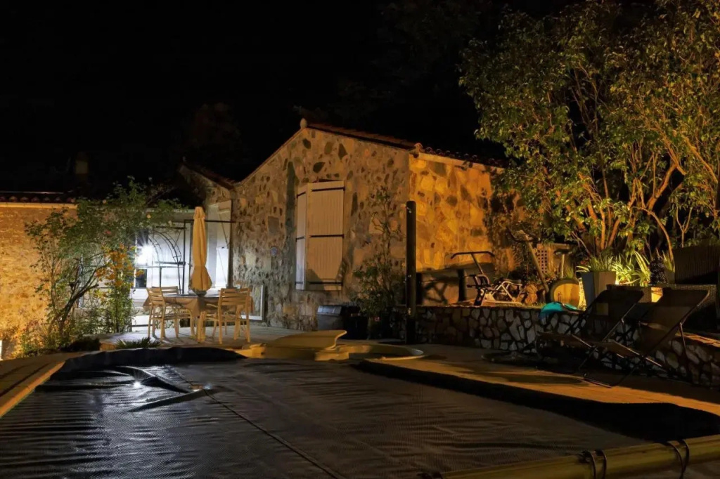 maison en pierre dans un écrin de verdure