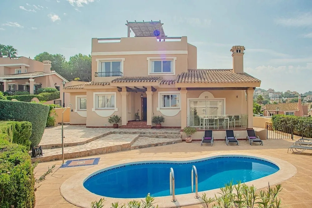 3 Bed House - Sleeps 6 - Pool - Garden - Parking