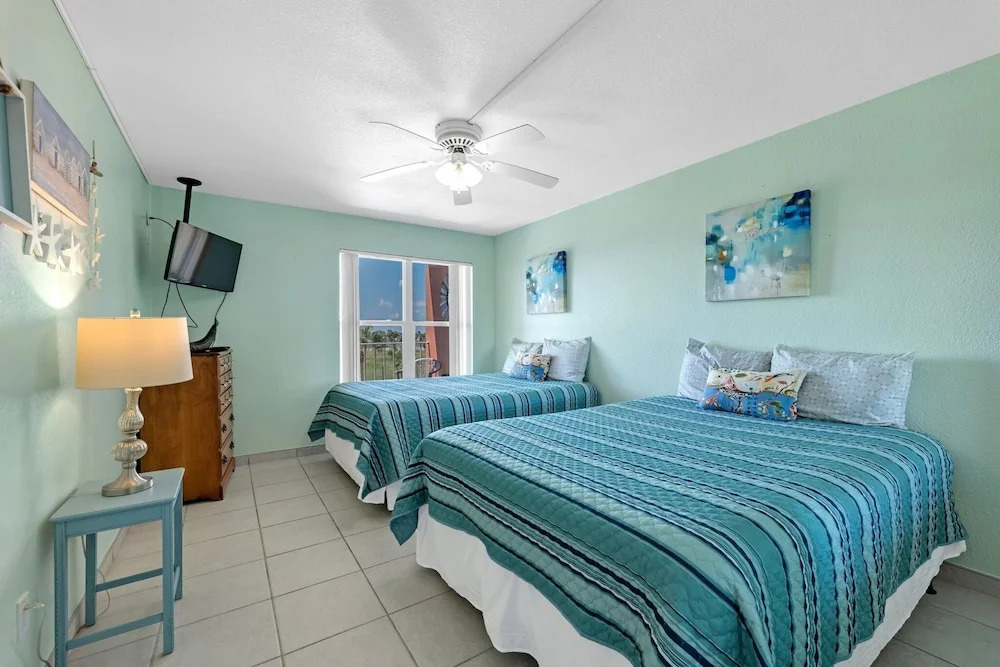 Charming 1 Bedroom, 3 Minute Walk To The Beach Condo by RedAwning