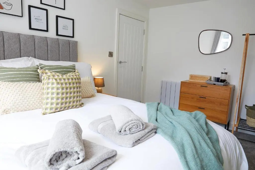 THE HIDEAWAY @ EMPIRE 39, town centre location, close to train station- Yorkshire Coast Holiday Lets.