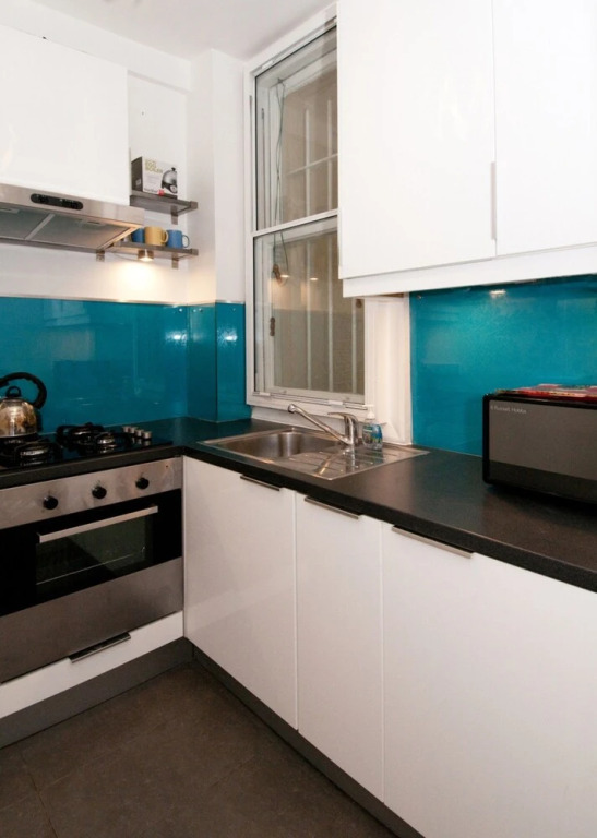 1 Bedroom Flat In Vibrant Earls Court