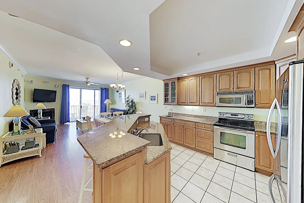 Beachfront W/ Pool & Ocean-view Balcony 3 Bedroom Condo
