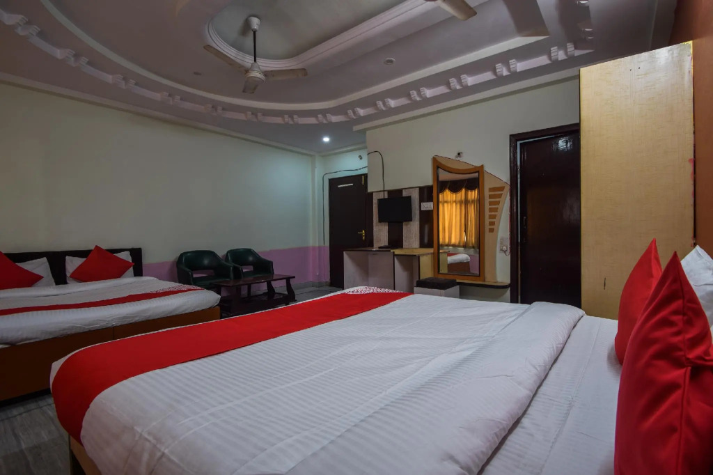 OYO 29398 Hotel Pax Inn