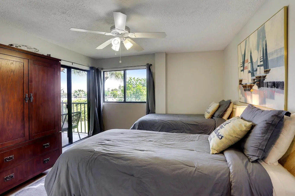 Land's End 208 Building 1 Bay Views / Updated 2 Bdrm Condo!