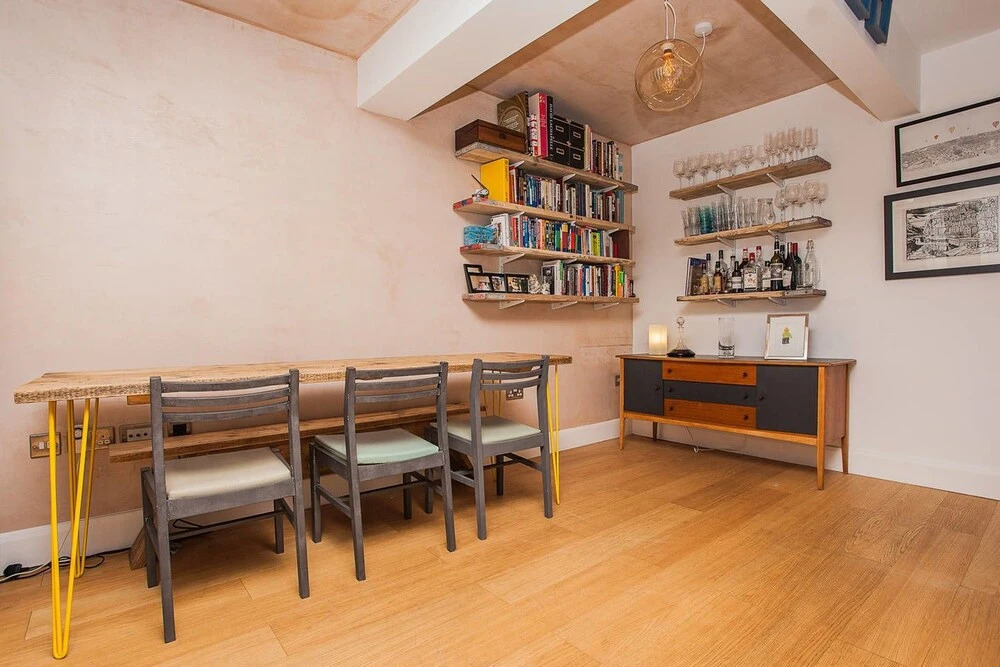 Modern 2 Bedroom House With Parking