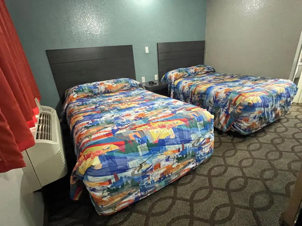Super 7 Inn
