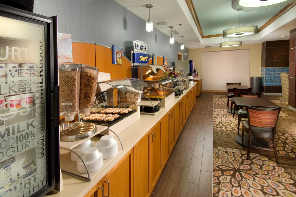 Holiday Inn Express & Suites Alexandria - Fort Belvoir by IHG
