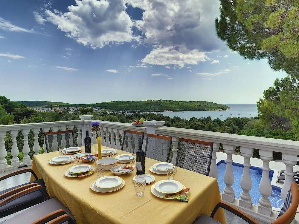 Holiday House for 14 Persons with Private Pool near Beach & Pula