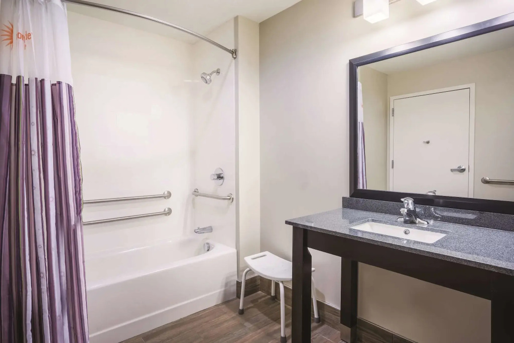 La Quinta Inn & Suites by Wyndham Clifton Park Saratoga Area 1749 Route 9