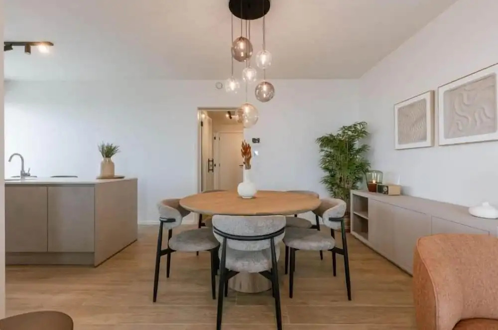 Nora - Elegant Seaview Escape With Balcony