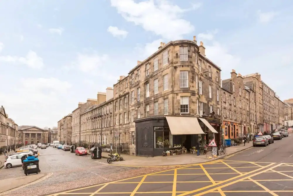 Spacious Traditional 3 Bedroom Flat in New Town