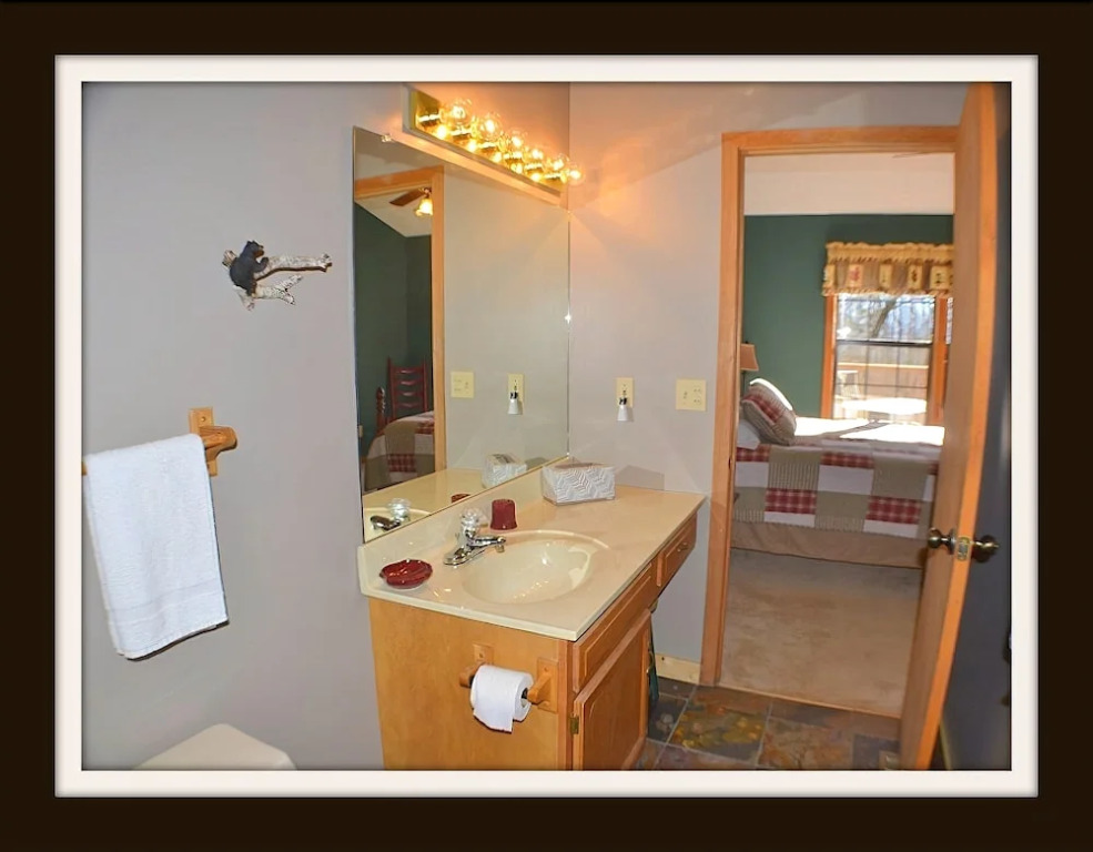 Rast Court Cabin 1016 - 4 Br cabin by RedAwning