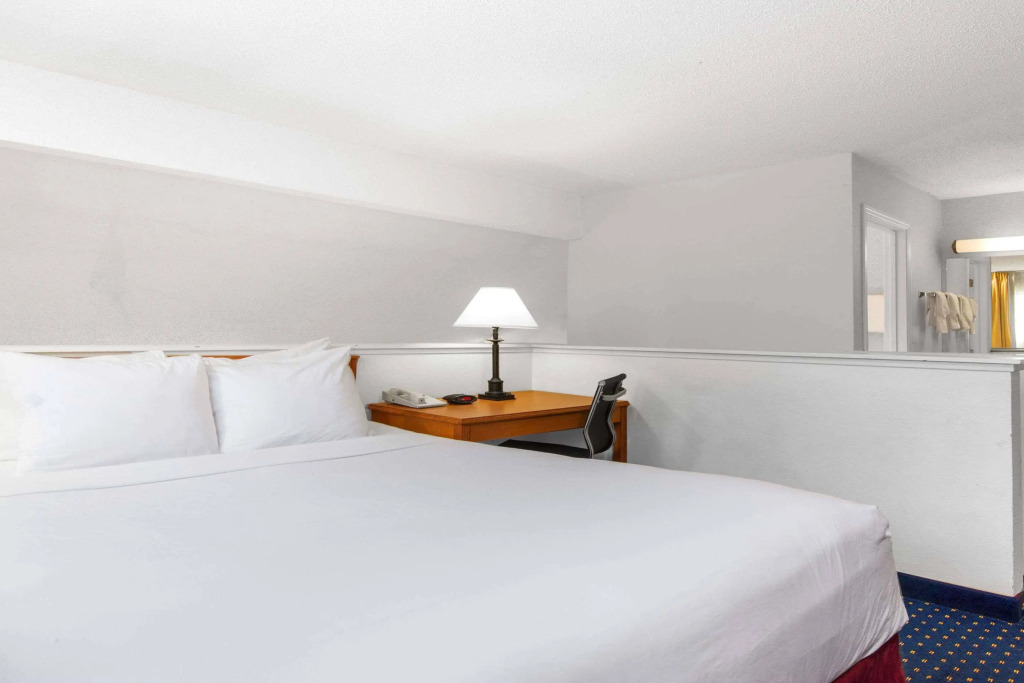 Hawthorn Suites by Wyndham Airport East Hotel