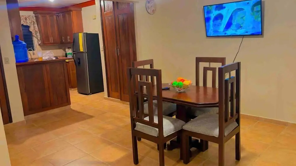 Lovely 2 Bedroom Condo With Pool And Hot Water