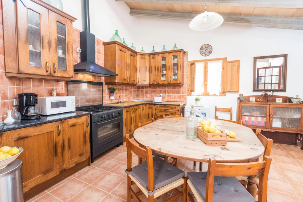 CAN MATEU - Chalet with terrace amidst the Tramuntana mountain range, a few km from Biniaraix  and Fornalutx. Free WiFi