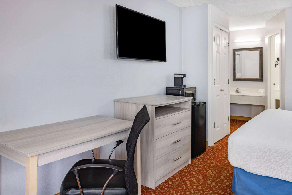 Days Inn & Suites by Wyndham Colonial