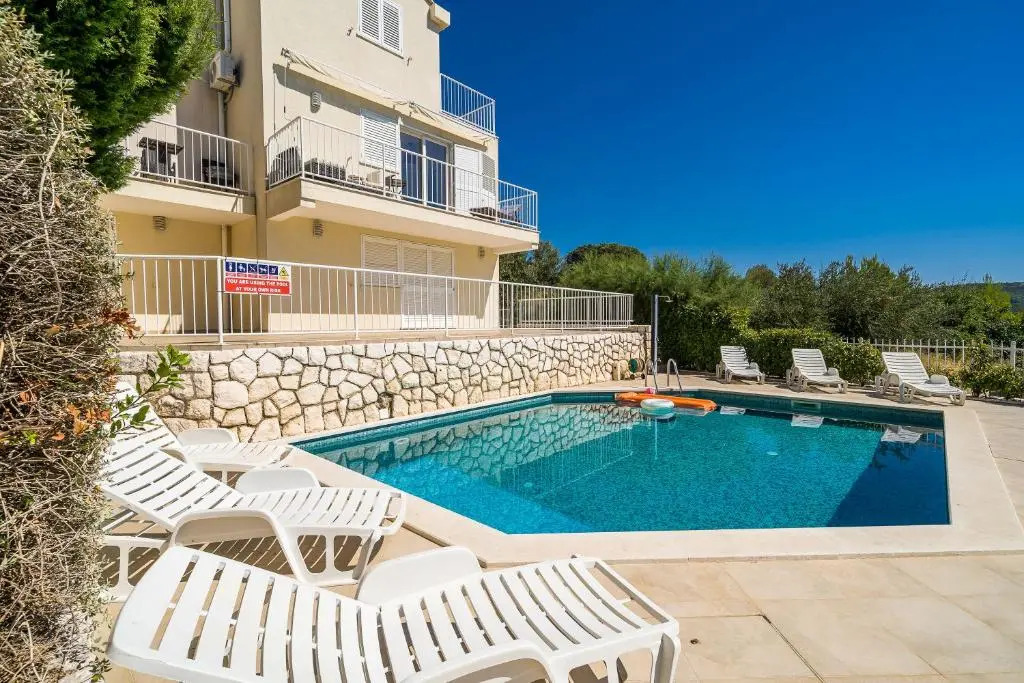 Comfort 1-Bedroom Apartment with Pool & Sea view