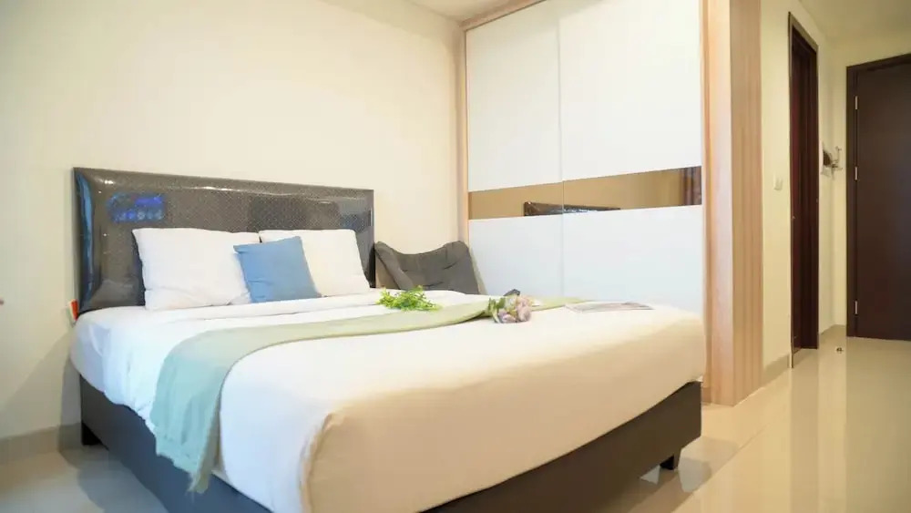 Spacious And Homey Studio At Cleon Park Apartment