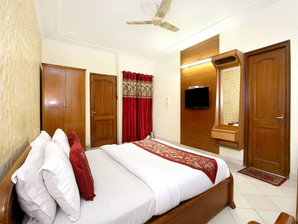 Super Townhouse by OYO Chandigarh Near PEC-PGI-PU Formerly Hotel Paradise