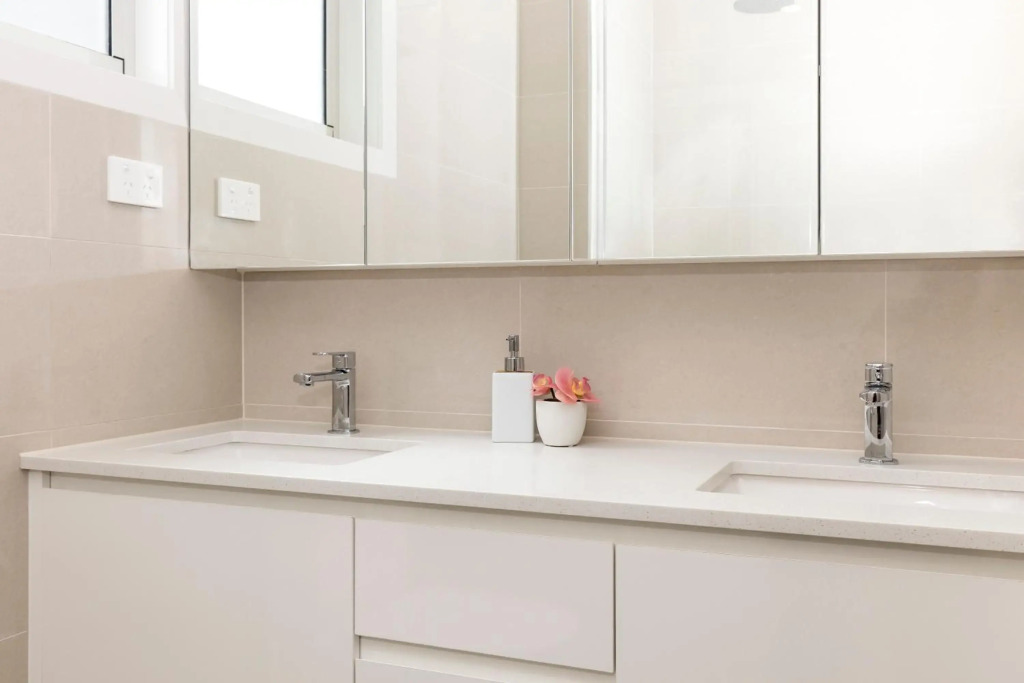 Park Avenue Luxe Chic Townhouse Sleeps 9, Carpark