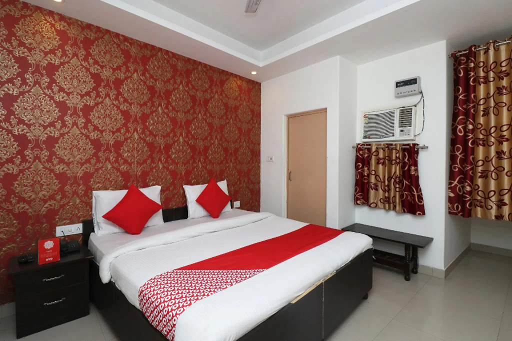 OYO 11384 Hotel Diamond Star