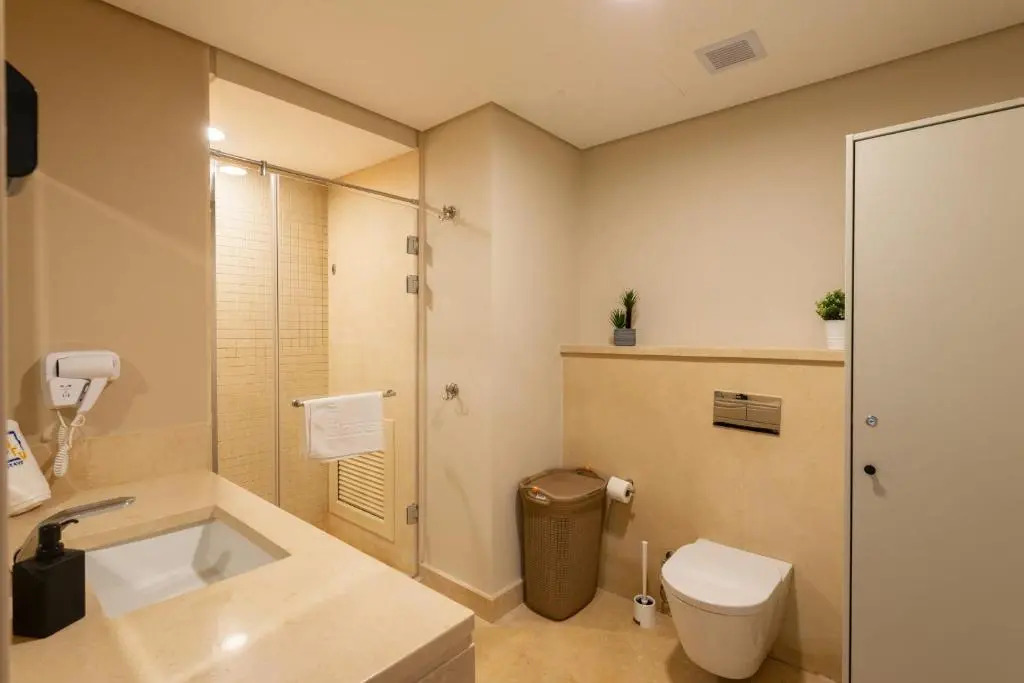 Jazzy 1BDR w Outdoor Pool View Terrace Free Pool & Beach Access