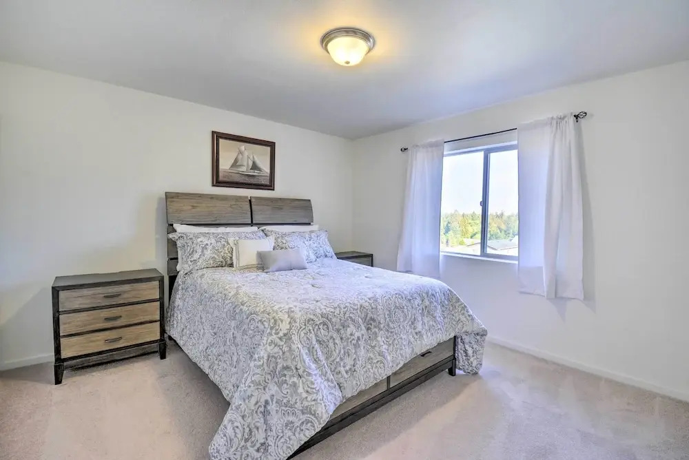 Pet-friendly Poulsbo Abode w/ Mountain Views!