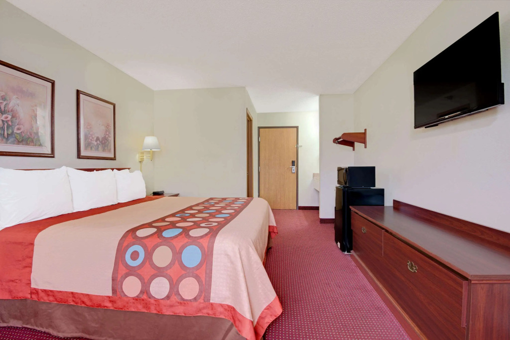 Super 8 by Wyndham Riverside/Kansas City
