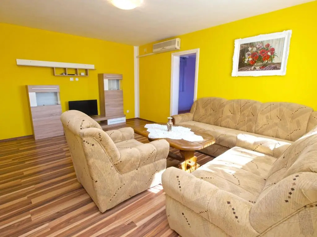 Apartment with pool 1038