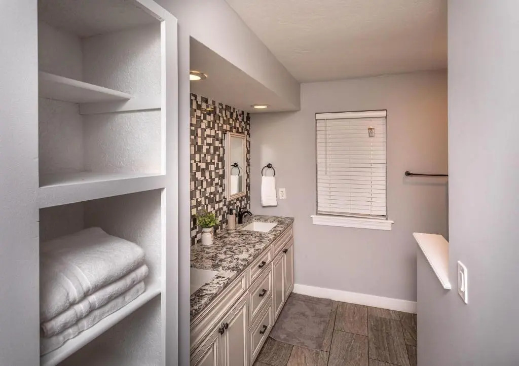 NEW - Havasunny Stay - Sleeps 16, Pool, Spa, Game Room, Fire Pit, Sunsets, Near Lake