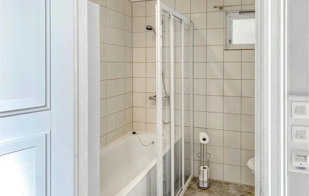 Nice Apartment in Ellingsøy With Wifi and 1 Bedrooms