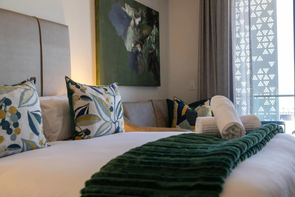 Ellipse Waterfall Executive Apartment - 612