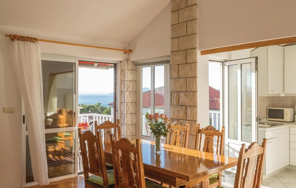 Stunning Apartment in Makarska With 3 Bedrooms and Internet